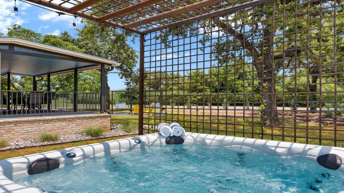 Blumenhaus Sleeps 6 Full Kitchen Plus Hot Tub Fredericksburg Luaran gambar