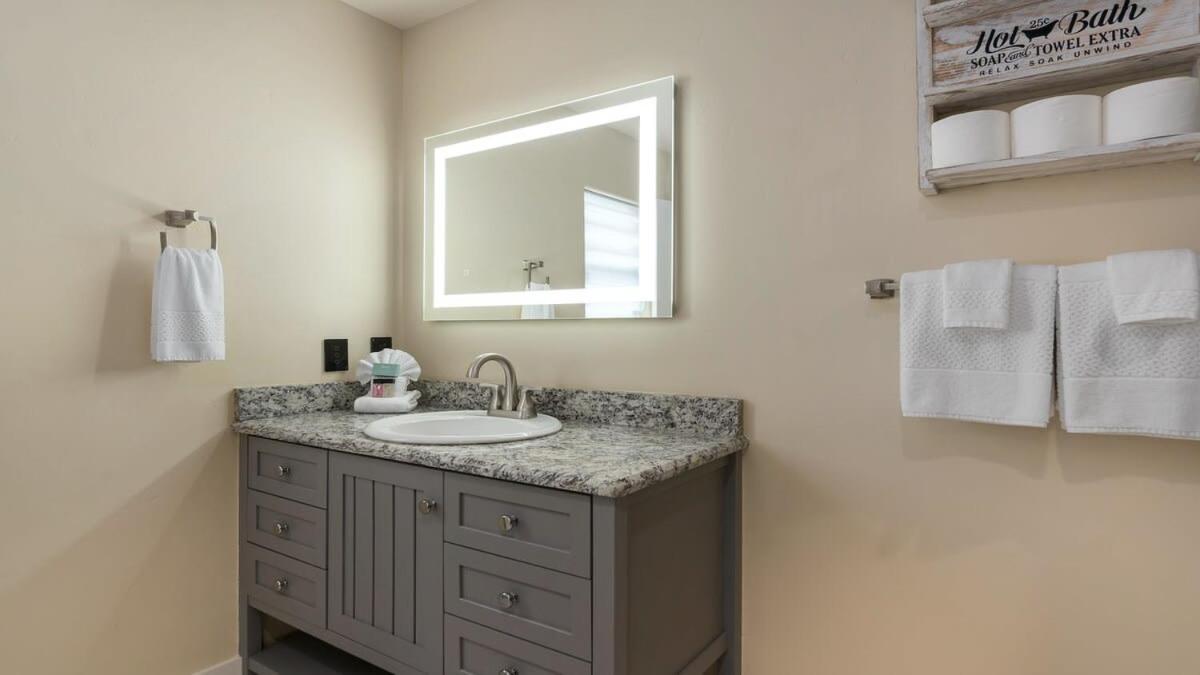 Blumenhaus Sleeps 6 Full Kitchen Plus Hot Tub Fredericksburg Luaran gambar